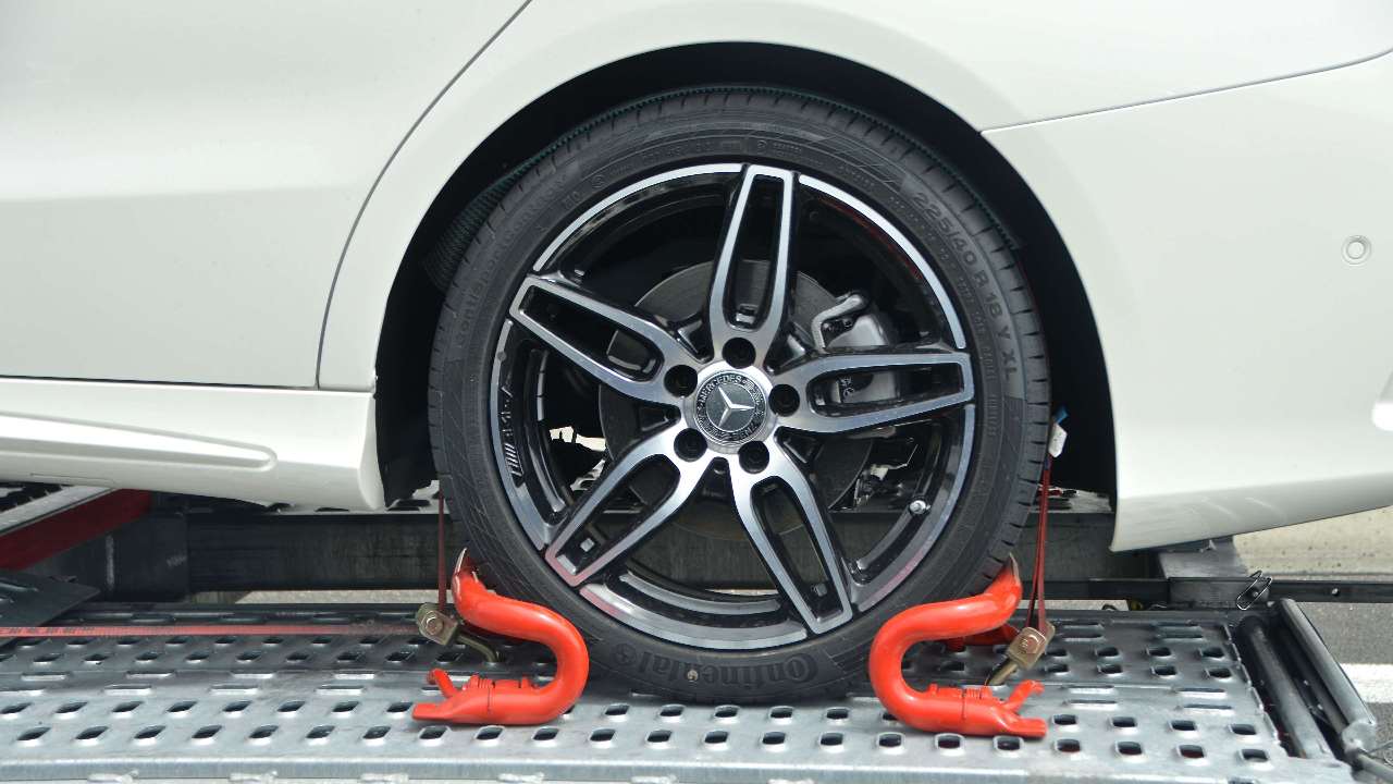 24/7 Car Recovery & Towing South East London 4 Vehicle wheel secured on Recovery Car flatbed tow truck