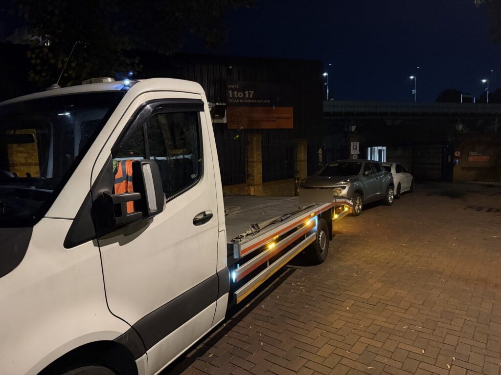 Broken Down at Queen Elizabeth Hospital, Woolwich? Fast Jump Starts & Car Recovery 3 24/7 night-time car recovery with a flatbed truck in Woolwich, SE18